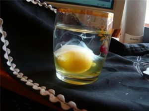 Самостоятельное снятие порчи яйцом